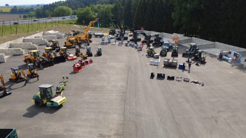 Baustellenbereich mit verschiedenen Maschinen und Ausrüstungen auf dem Gelände.